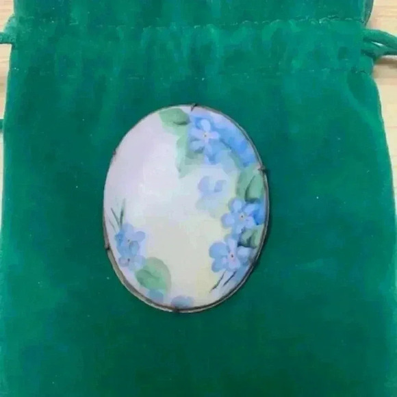 Vintage Hand Painted Porcelain Brooch - Picture 3 of 3